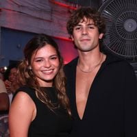 Até parece casal da Netflix: com look preto chic, Luana Maia, irmã de Bruna Marquezine, beija muito o namorado Lucca Picon em evento no Rio. Veja fotos!