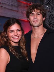 Até parece casal da Netflix: com look preto chic, Luana Maia, irmã de Bruna Marquezine, beija muito o namorado Lucca Picon em evento no Rio. Veja fotos!