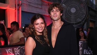 Até parece casal da Netflix: com look preto chic, Luana Maia, irmã de Bruna Marquezine, beija muito o namorado Lucca Picon em evento no Rio. Veja fotos!