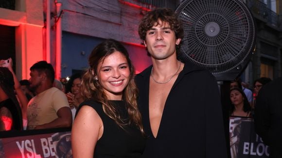 Até parece casal da Netflix: com look preto chic, Luana Maia, irmã de Bruna Marquezine, beija muito o namorado Lucca Picon em evento no Rio. Veja fotos!