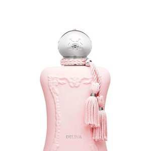 O perfume Delina é um dos mais famosos da perfumaria internacional: suas notas olfativas são de rosa elegante e opulenta, além das frutas suculentas, fechando com notas mais amadeiradas