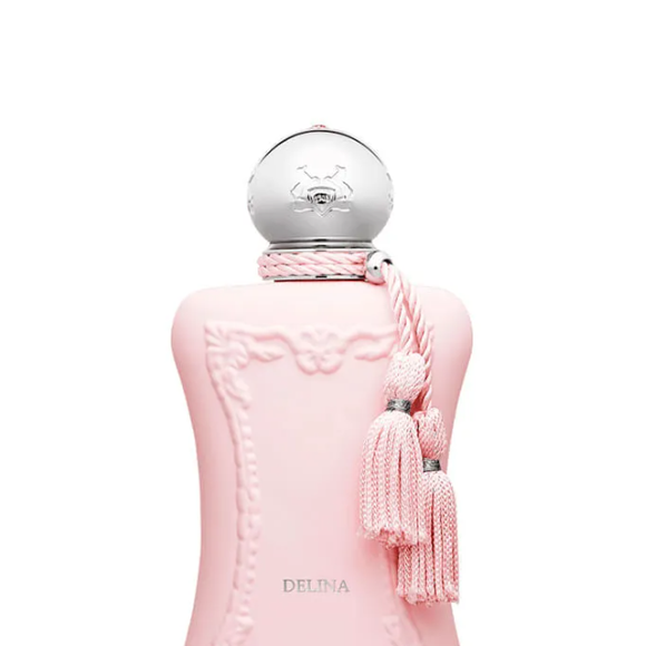 O perfume Delina é um dos mais famosos da perfumaria internacional: suas notas olfativas são de rosa elegante e opulenta, além das frutas suculentas, fechando com notas mais amadeiradas