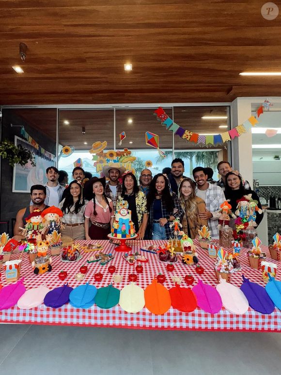 Larissa Manoela e André Luiz Frambach reuniram muitos amigos para a festa junina