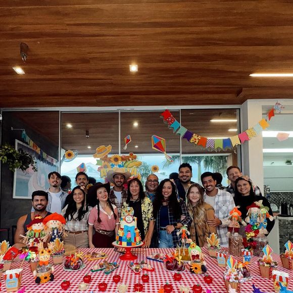 Larissa Manoela e André Luiz Frambach reuniram muitos amigos para a festa junina