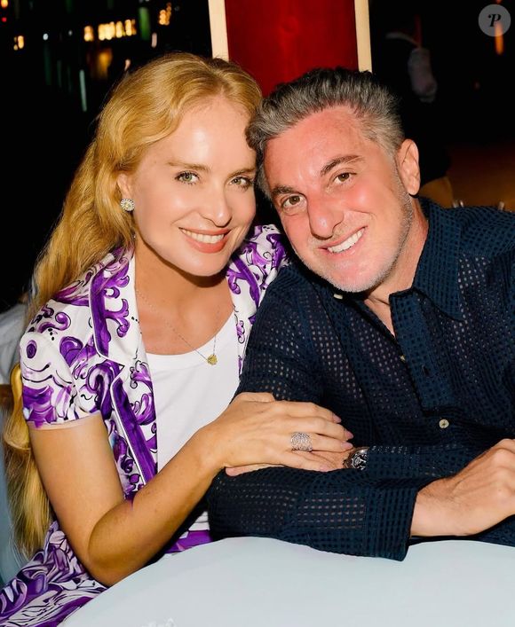 Em uma foto que aparentava ser um jantar com o apresentador do Domingão da TV Globo, Luciano Huck, Angélica apareceu com uma sobreposição que lembrou muito uma peça da grife Dolce & Gabbana