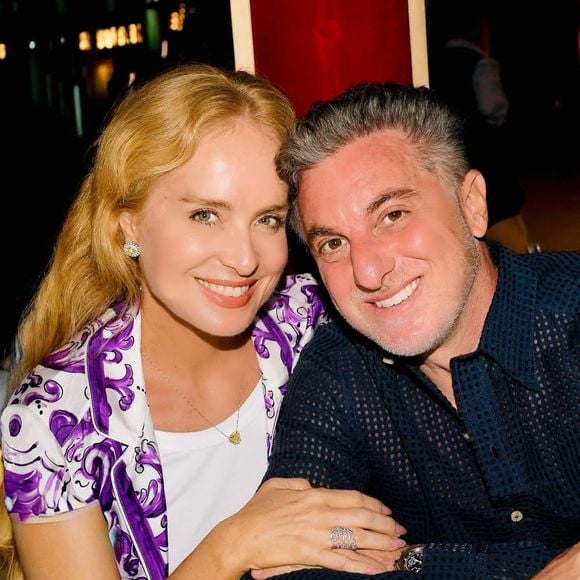 Em uma foto que aparentava ser um jantar com o apresentador do Domingão da TV Globo, Luciano Huck, Angélica apareceu com uma sobreposição que lembrou muito uma peça da grife Dolce & Gabbana