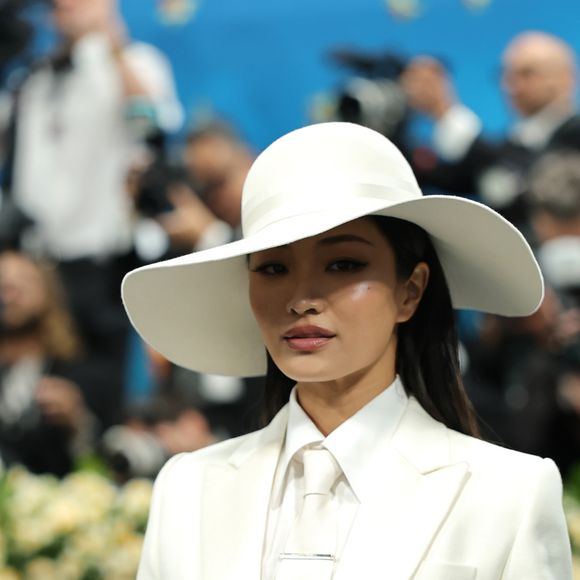 Ao comparecer no MET Gala 2025, Ana Sawai apostou em um look all white, muito similar ao de Zendaya.