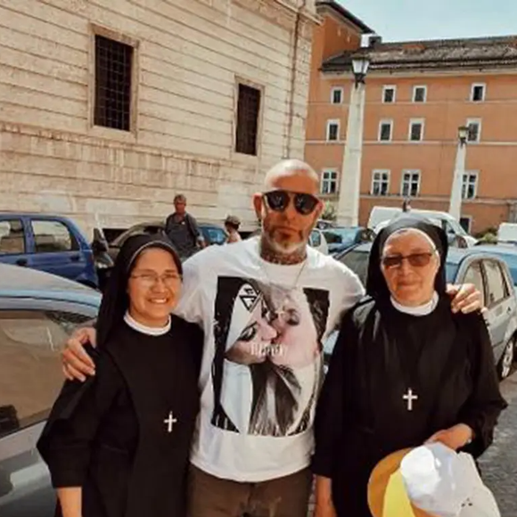 A foto de Henrique Fogaça ao lado de freiras no Vaticano provocou enorme repercussão nas redes sociais em 2019
