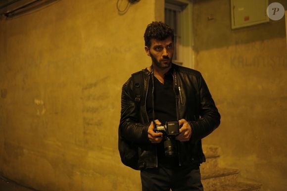 Ali investiga o sumiço de Melek e irrita o padrasto agressor da menina na novela 'Mãe'