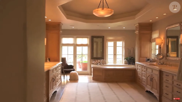 Construída em 2009, a mansão passou por uma remodelação do estúdio de interiores Clements Design, de Los Angeles
