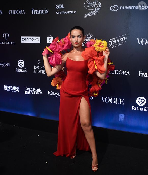 Baile da Vogue 2026: Juliette apostou em um vestido vermelho estiloso colado e com detalhes nas costas