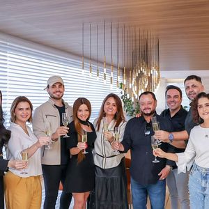 Maiara foi fotografada sorridente ao lado de amigos e familiares durante o momento da assinatura