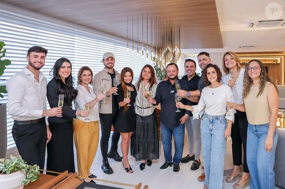 Maiara foi fotografada sorridente ao lado de amigos e familiares durante o momento da assinatura