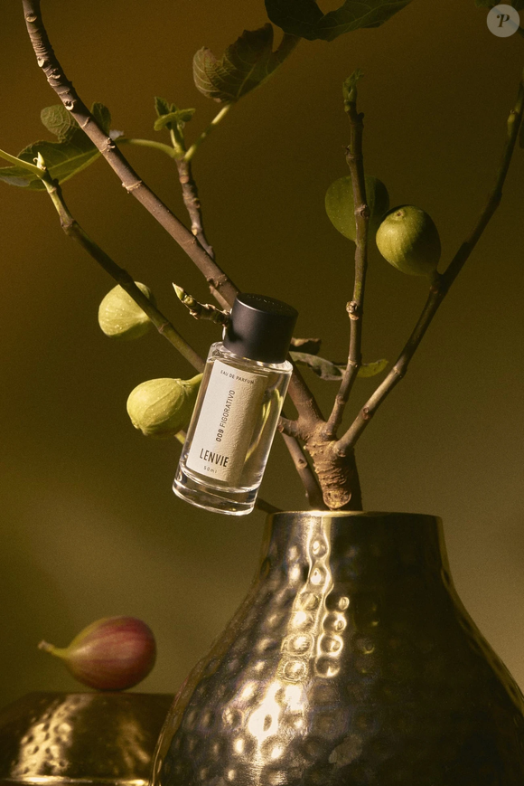 Assinado pela perfumista Fanny Grau, o perfume nasceu de suas memórias olfativas de uma figueira no quintal do ateliê de seu tio Pierre, no sul da França
