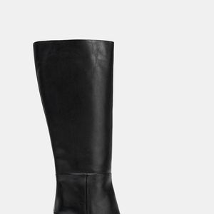 Cano alto, bico fino e salto bloco: a bota cowboy preta da Zara é a combinação perfeita para os vestidos que prometem dominar a estação