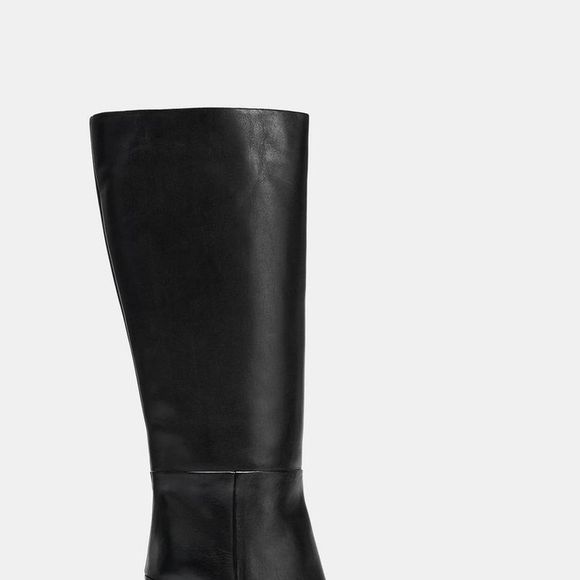 Cano alto, bico fino e salto bloco: a bota cowboy preta da Zara é a combinação perfeita para os vestidos que prometem dominar a estação
