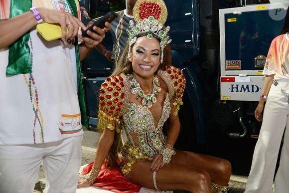 Patrícia Poeta recebeu críticas de internautas por 'samba no pé', antes do desfile na Grande Rio.