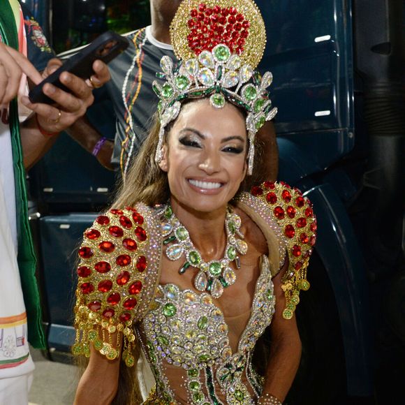 Patrícia Poeta recebeu críticas de internautas por 'samba no pé', antes do desfile na Grande Rio.