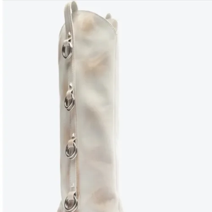 O toque junino ficou por conta da bota western branca da Schutz, com detalhes em tachas e fivelas prateadas, além de um efeito manchado que remete ao estilo country.