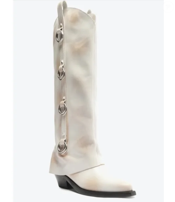 O toque junino ficou por conta da bota western branca da Schutz, com detalhes em tachas e fivelas prateadas, além de um efeito manchado que remete ao estilo country.