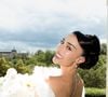 Para subir ao altar na Igreja de La Madeleine, em Paris, Elisa Zarzur apostou em um vestido Dior com renda Chantilly francesa tecida à mão, cristais e saia de seda pura