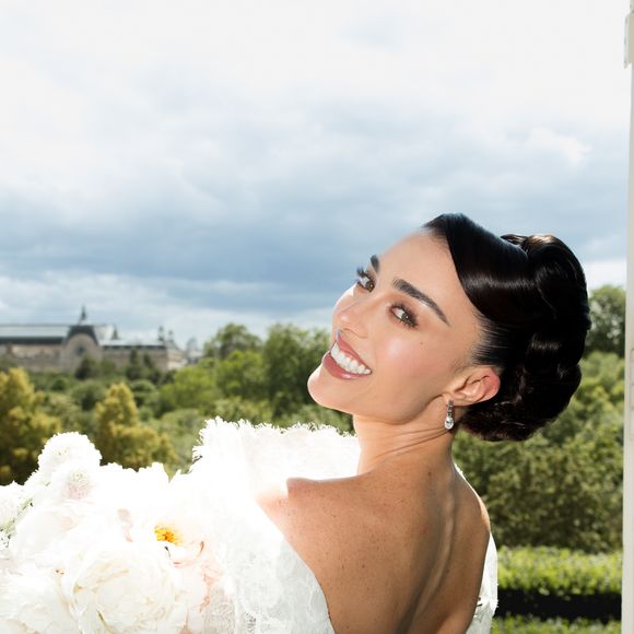 Para subir ao altar na Igreja de La Madeleine, em Paris, Elisa Zarzur apostou em um vestido Dior com renda Chantilly francesa tecida à mão, cristais e saia de seda pura