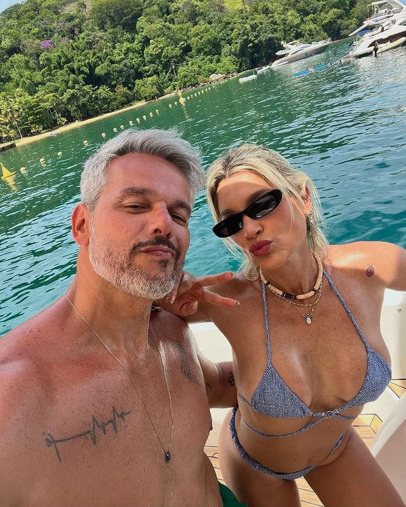 Flávia Alessandra, esposa de Otaviano Costa, está chegando aos seus 51 anos na melhor forma possível