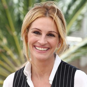 2016: prestes a completar 50 anos, Julia Roberts voltou ao cabelo liro