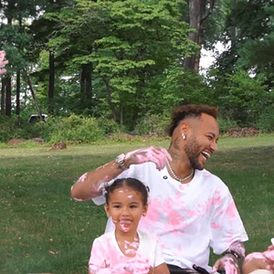 Em meio à Copa do Mundo de 2026, Bruna Biancardi e Neymar Jr. surpreenderam os fãs ao anunciar a chegada de mais uma menina. O casal, que já tem as filhas Mavie e Mel, espera agora a terceira filha do jogador, ampliando a família em um dos momentos mais comentados do ano