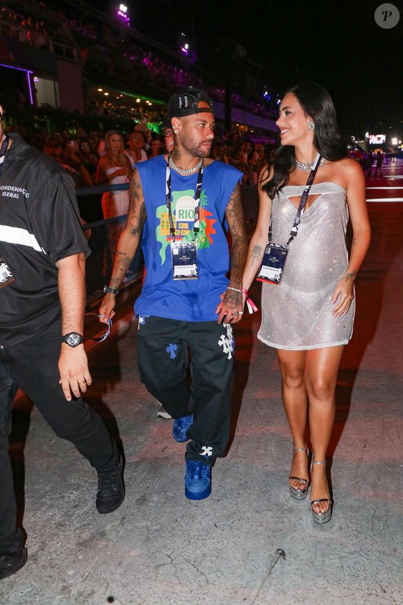 Neymar se machucou no domingo de carnaval e na segunda seguinte foi ao Rio de Janeiro assistir aos desfiles das escolas de samba