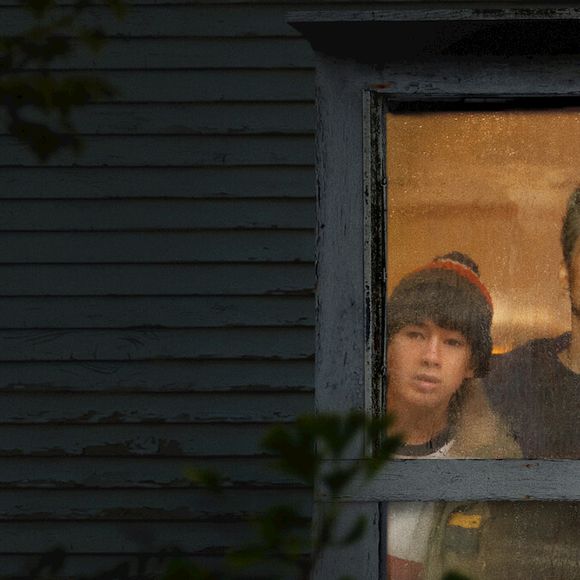A família Delgado passa anos confinada em ‘A Última Casa’, mas finalmente encontra uma saída. Entenda o significado do final do filme da Netflix