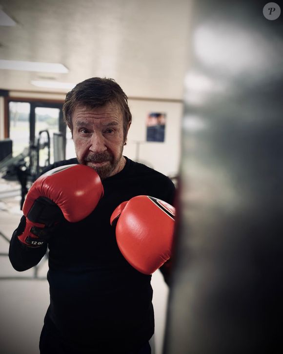 Chuck Norris pratica boxe, faz aulas de luta, musculação, natação e cardiovasculares
