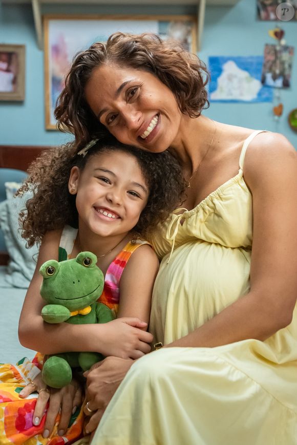 Ellen descobre que Sofia tem 25% das ações da Boaz na novela Dona de Mim e volta para pegar dinheiro