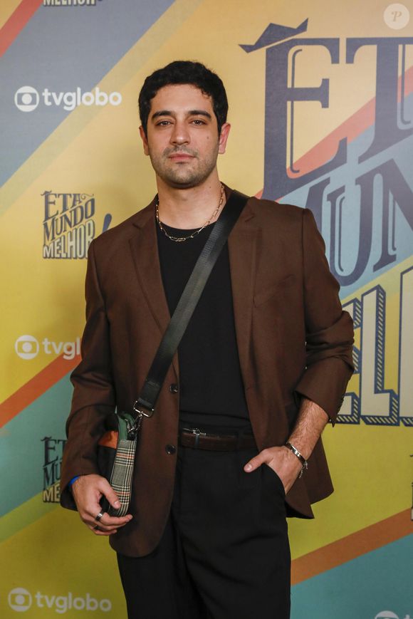 Quincas (Miguel Rômulo) trai Dita (Jeniffer Nascimento) com outras mulheres