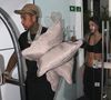 Com a filha ainda internada na UTI, Bia Miranda deixou a maternidade usando um top curto, o que a rendeu críticas
