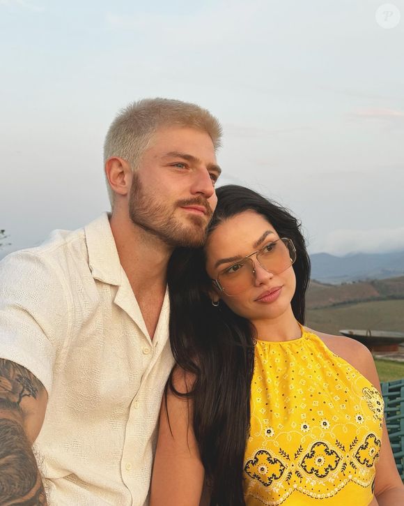 Juliette e Kaique Cerveny oficializaram a união em uma cerimônia intimista realizada no dia 30 de setembro, no Lajedo de Pai Mateus, em Cabaceiras, no Cariri paraibano. De acordo com informações publicadas pela Vogue nesta terça-feira (27), a celebração reuniu apenas os pais e irmãos dos noivos e foi marcada por referências às origens nordestinas da cantora