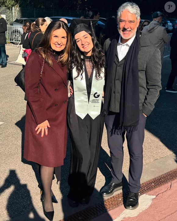 Fátima Bernardes e William Bonner posaram juntinhos da herdeira e levaram a web ao delírio