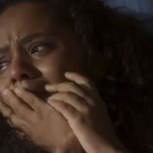 Beatriz morre em 'Garota do Momento' Jovem sofre crise de asma após ter arma apontada por Juliano (Fabio Assunção)