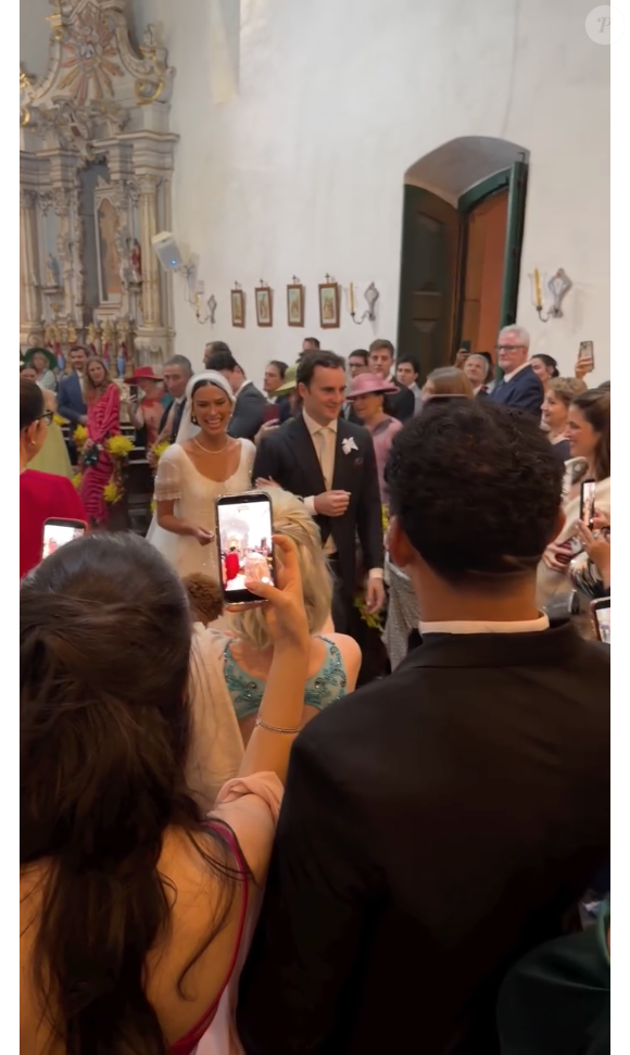 Para compor a produção, Theresa Fonseca usou um véu de seda e sapatos Givenchy desenvolvidos exclusivamente para o casamento