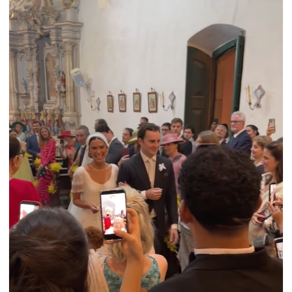 Para compor a produção, Theresa Fonseca usou um véu de seda e sapatos Givenchy desenvolvidos exclusivamente para o casamento