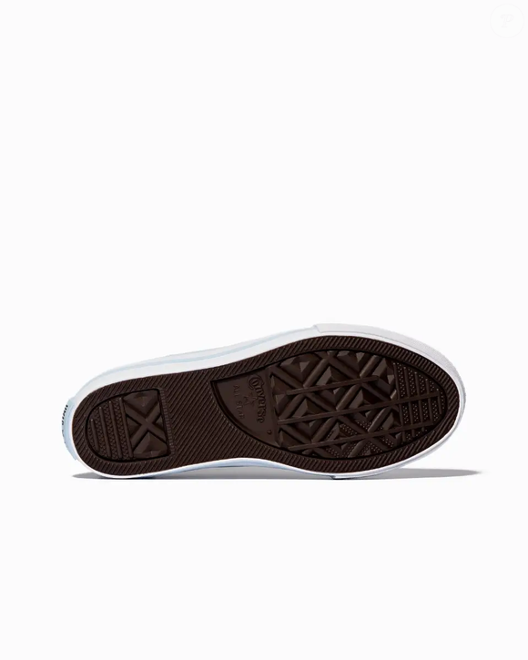 Com visual moderno e acabamento brilhante, o novo Converse Chuck Taylor All Star Shine promete deixar qualquer look mais elegante sem abrir mão do conforto