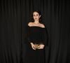 Valentina Herszage usou um vestido preto longo de mangas compridas, com decote ombro a ombro e saia plissada. A produção foi finalizada com sandálias pretas e uma bolsa marrom