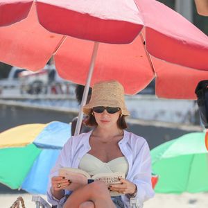 Alice Wegmann, Solange Duprat em 'Vale Tudo' usa bucket hat de palha para gravações da trama no RJ.