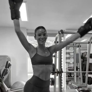 Bruna Marquezine apareceu em um vídeo raro de treino neste sábado (10)