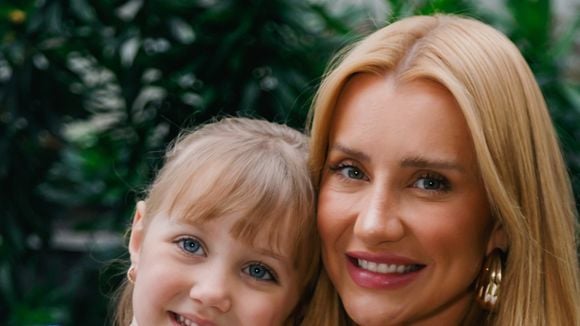 Vicky, filha caçula de Roberto Justus, encanta vestida de coelhinha em evento de Páscoa com os pais, Vera Viel, curada do câncer, e Clara Faro. Fotos!