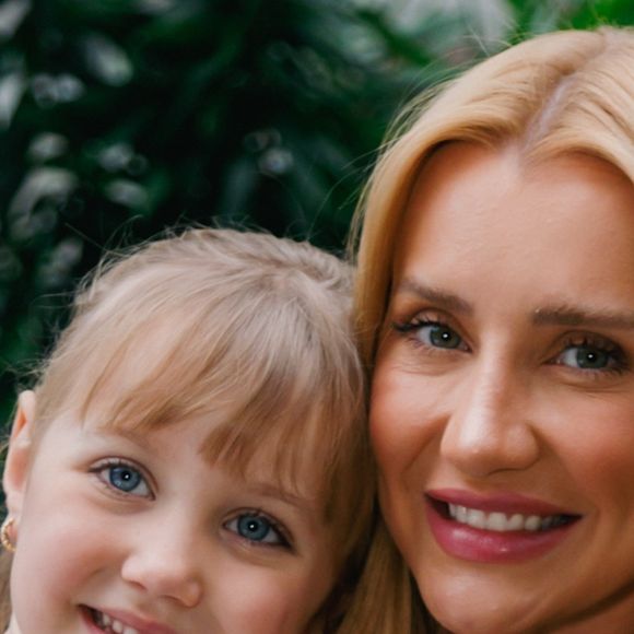 Vicky, filha caçula de Roberto Justus, encanta vestida de coelhinha em evento de Páscoa com os pais, Vera Viel, curada do câncer, e Clara Faro