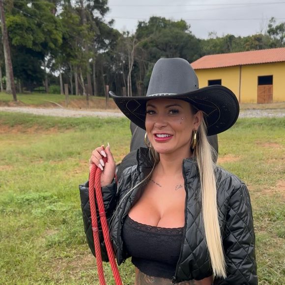 Andressa Urach falou que vai cobrar R$ 6 mil por programa e diz que já chegou a cobrar R$ 15 mil: ‘Tô precisando’