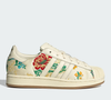 O novo Adidas Superstar II prova que os clássicos podem ganhar um toque moderno sem perder a essência. O modelo em tom creme com bordados florais brilhantes virou aposta entre mulheres que buscam conforto, delicadeza e elegância no dia a dia