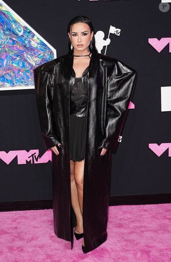As madrinhas de Demi Lovato combinaram com a estética elegante do casamento usando vestidos longos pretos de cetim