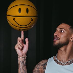 Vinicius é carioca, tem 25 anos de idade, e deu o pontapé inicial em sua carreira no Flamengo.